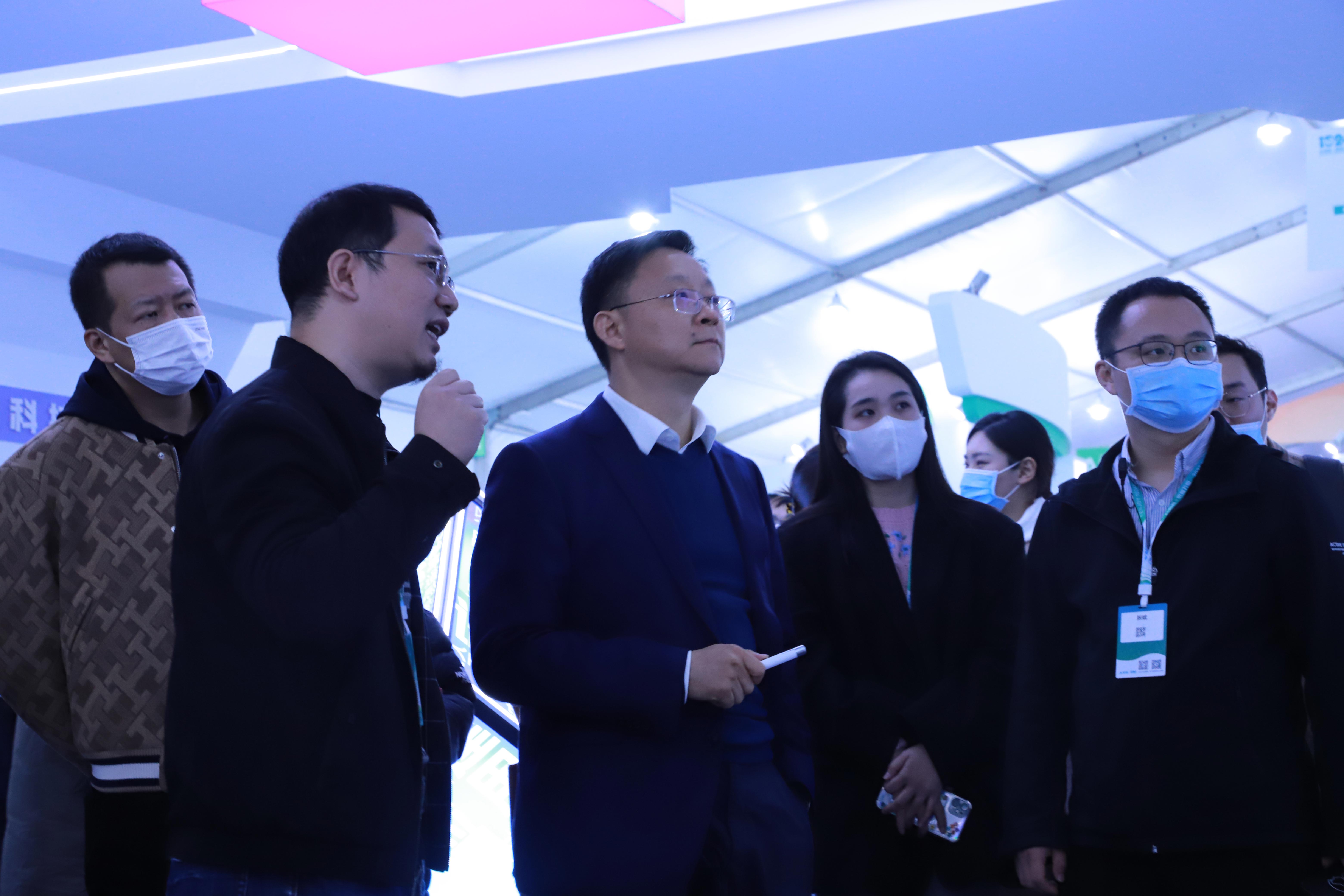 科大讯飞董事长刘庆峰参观z6娱乐中光展位。。。。。。.jpg